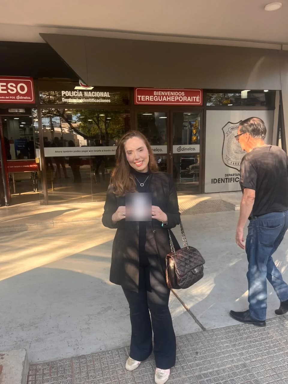 Ana Gabriela com a cédula de identidade paraguaia, em frente ao Departamento de Identificaciones da Polícia Nacional, em Assunção