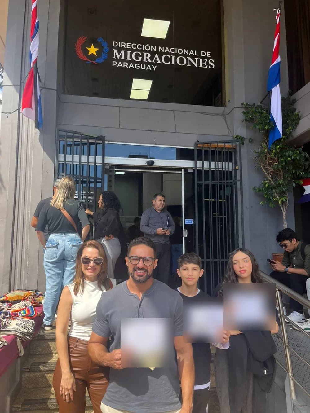 Fábio e família com os comprovantes do processo, em frente à Dirección Nacional de Migraciones, em Assunção