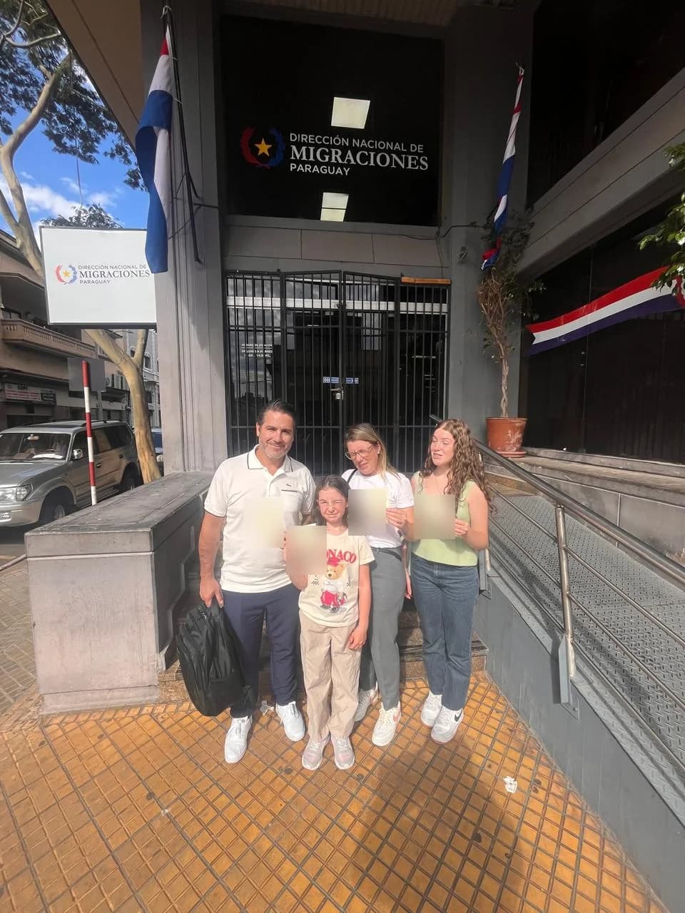 Jaimir e família com os comprovantes do processo, em frente à Dirección Nacional de Migraciones, em Assunção