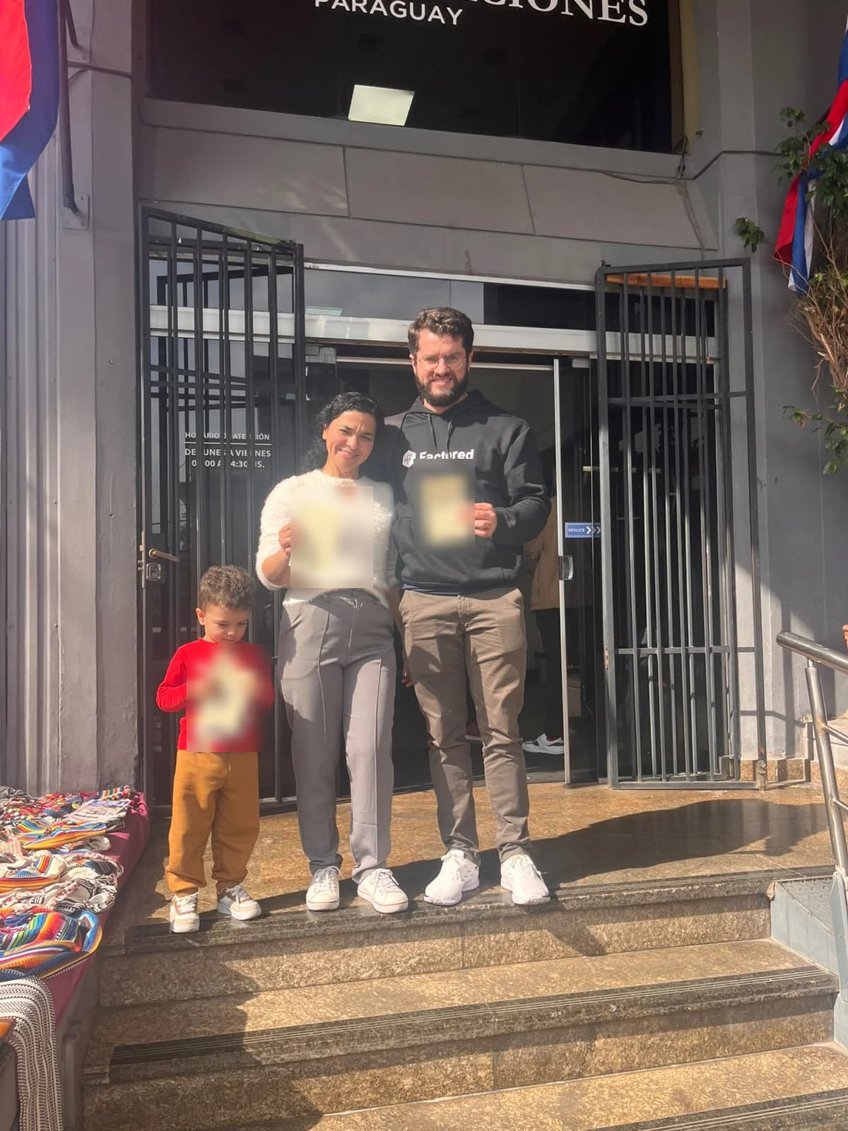 William e família com os comprovantes do processo, em frente à Dirección Nacional de Migraciones, em Assunção