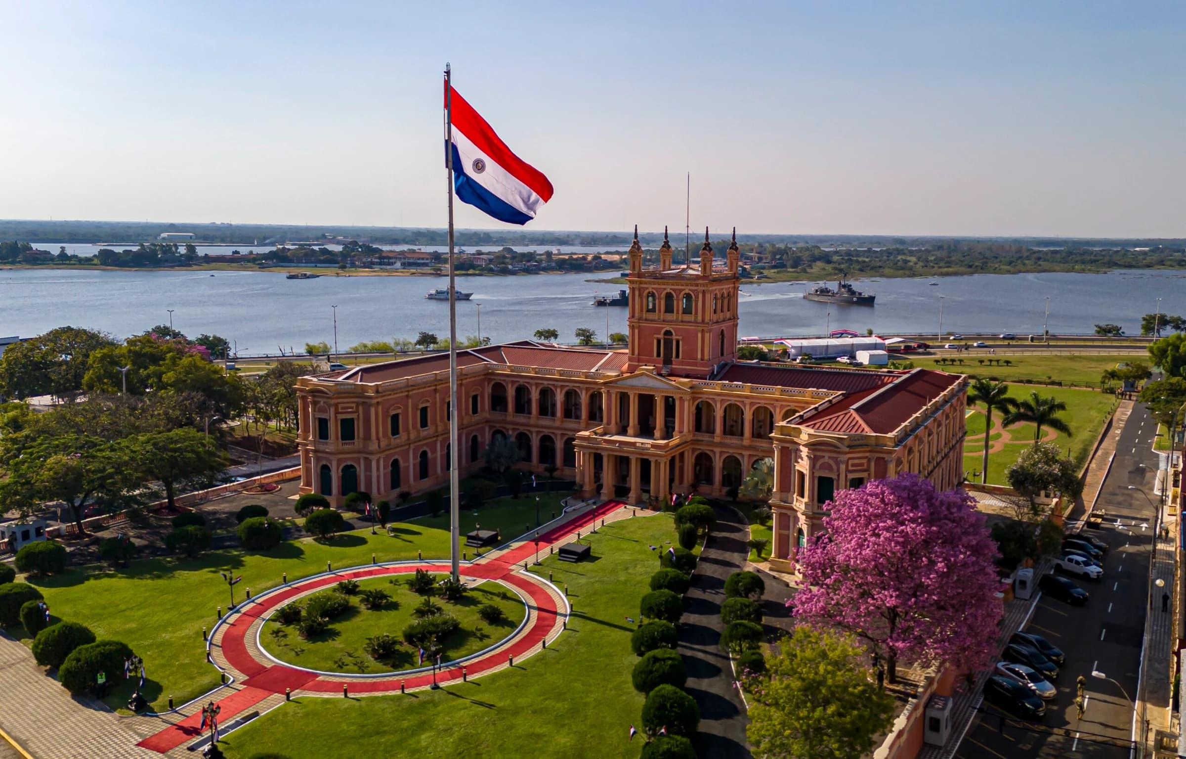 Vista aérea do Palácio de Los López, em Assunção, com a bandeira do Paraguai